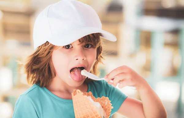 Niño comiendo helado. Lindo niño lamiendo helado grande en cono de gofres. —  Fotos de Stock