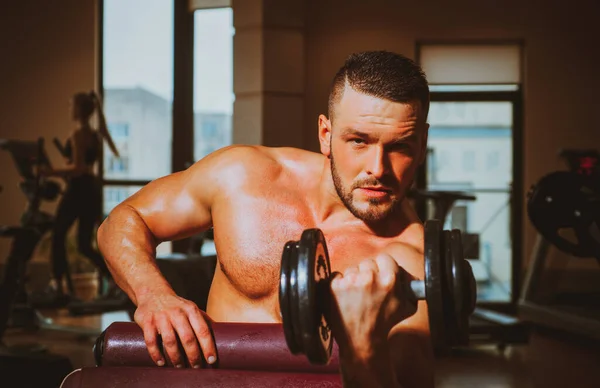 Hombre entrenando con pesas. Tonta. Ejercicios musculosos con pesas. Culturista fuerte. Músculos con mancuerna. — Foto de Stock
