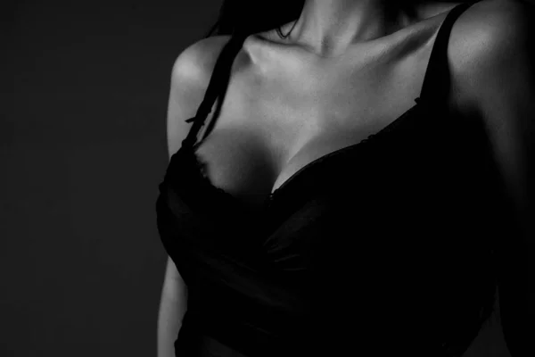 Women with sexy breas, boobs in bra, sensual tits. Beautiful slim female body. Lingerie model. Closeup of sexy female boob in black bra. — Stockfoto