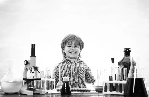 De volta à escola - educação concet. Aulas de química na escola. Uma demonstração química. A aprender em casa. Microscópio de laboratório e tubos de ensaio. O que é ensinado em química — Fotografia de Stock