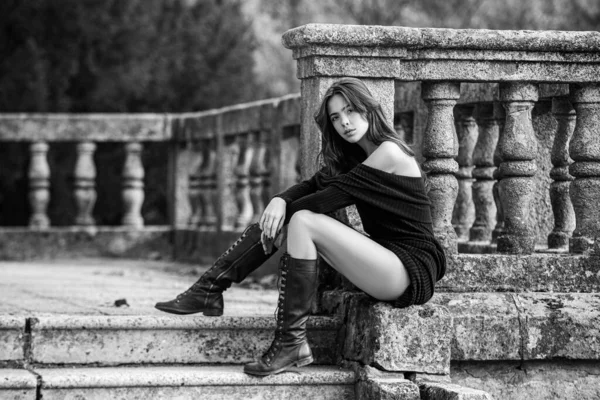 Krásná mladá žena na retro vinobraní schodů ve staré městské ulici. Krásná mladá módní žena. — Stock fotografie