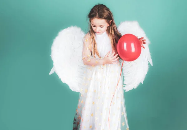 Saint Valentin des enfants. Visage de belle petite fille ange sur fond de couleur. Jolie petite fille ange. Enfant au visage angélique. Enfant portant une longue robe blanche et des ailes d'ange . — Photo