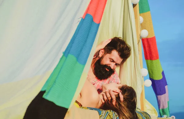 Um casal numa tenda. Jovem casal apaixonado passa o tempo juntos e acampar. Homem abraçando e indo para beijar mulher sensual. — Fotografia de Stock