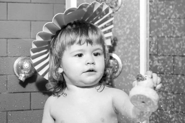 A gyerek a fürdőszobában habbal játszik. Kisbaba fürdés, közelkép arc portré mosolygós fiú, egészségügyi ellátás és a gyerekek higiénia. — Stock Fotó