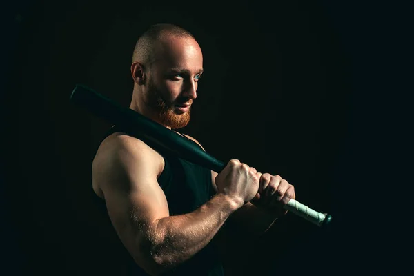 Homem bruto, belo e sério modelo masculino. Corpo masculino musculoso forte, musculatura cara. Homem brutal com bastão de beisebol para lutar. — Fotografia de Stock