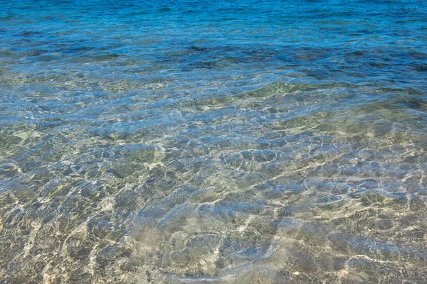 Acqua di mare in fondo dettaglio acqua increspata. Oceano onde modello. — Foto Stock