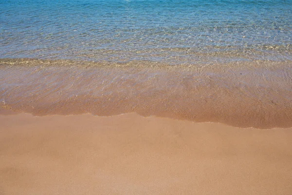 Sfondo spiaggia. Calma bella onda oceanica sulla spiaggia di sabbia. Vista mare dalla spiaggia tropicale del mare. — Foto Stock