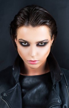 Siyah makyajlı genç bir kadın siyah stüdyoda. Moda portresi. Çekici, şehvetli, genç ve şık bir hanımın moda portresi..