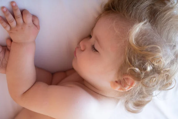 Baby slaapt in het bed. Kinderen slaperig gezicht, kind slapen. Sluit je gezicht. — Stockfoto