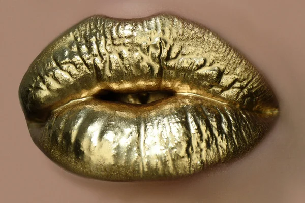 Золота фарба на губах. Золоті губи, чуттєвий жіночий рот . — стокове фото