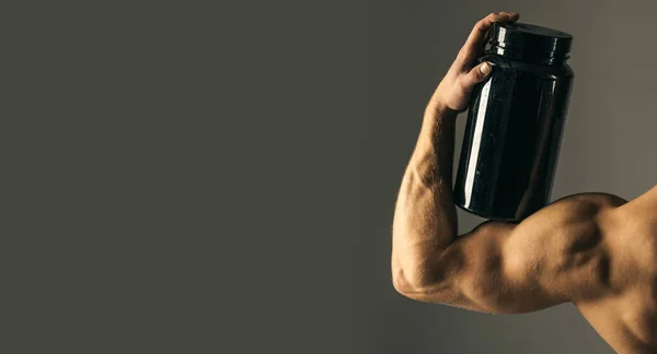 Vitaminen nemen voor een gezond dieet. Gespierde man met vitaminesupplementen. Sterke man houden supplement fles. Bodybuilding sport en fitness. Vitamine dieet en sportvoeding. Sportvoeding — Stockfoto