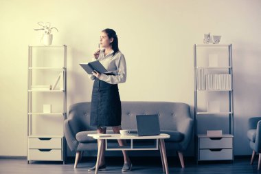 Ofiste çalışan iş kadını girişimci, işyerinde çalışan profesyonel bir çalışan. Genç güzel sekreter kız..