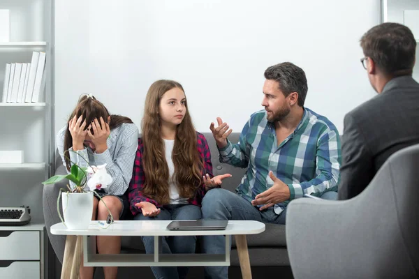 心理学のセッションで家族。10代の問題を解決するために子供を持つ若い家族を助ける心理学者. — ストック写真