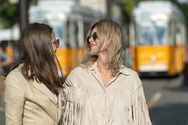 Felices mujeres sonrientes caminando por la calle. Vacaciones divertidas, viajes románticos. —  Fotos de Stock