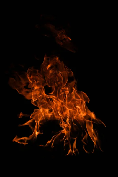 炎は黒い背景に隔離される。炎、抽象的な質感を燃やす。火災パターン、炎の質感のためのアートデザイン. — ストック写真