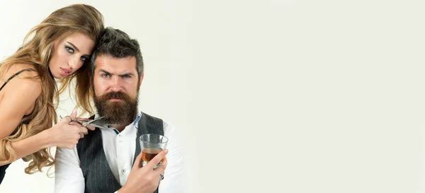 Baard man met klassieke lange baard drinken whisky, man met baard en sexy vrouw met schaar. Kapper met schaar, kapperszaak. Sjablonen web banner ontwerp. Horizontale banner voor website header. — Stockfoto