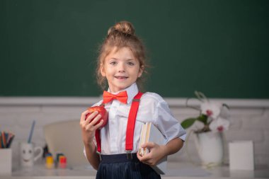 Küçük liseli kız sınıfta öğreniyor, okulda İngilizce öğreniyor. Eğitim, öğrenme ve çocuk kavramı.