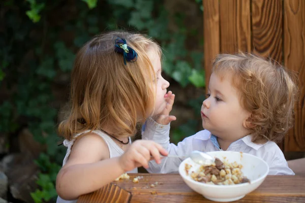 Babyvoeding, baby 's die eten. Klein meisje zus voeden baby. — Stockfoto