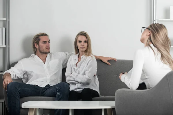 Family psychologist. Psychotherapy with young couple. Family at psychology session. — Stock Photo, Image