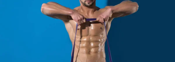 Тренировка человека с мышечной тренировки тела с захватом экспандера. Шаблоны баннеров с мускулистым человеком, мускулистым туловищем, мышцами пресса. Мышечное тело сильного мужчины. — стоковое фото