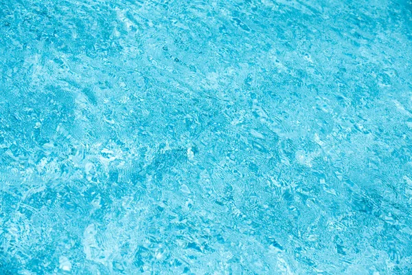 Acqua strappata in piscina. Superficie della piscina blu, sfondo dell'acqua. — Foto Stock
