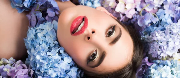 女人的美丽女孩躺在花朵上。团结与自然。Blossom 。化妆品和护肤。横幅春季设计，网站首页广告. — 图库照片