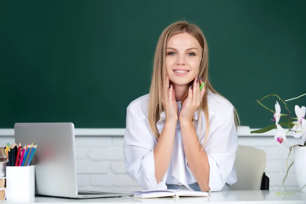 Estudiante preparando el examen y aprendiendo lecciones en el interior de la escuela, aula universitaria, clase en la universidad. — Foto de Stock