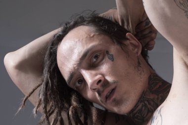 Ciddi yüzlü, kendine güvenen çekici bir adam. Hippie, hippi adam dehşet içinde.