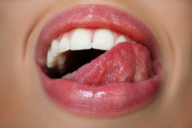 Seksi, baştan çıkarıcı bir jestle dudaklarını büzüştürüyor..