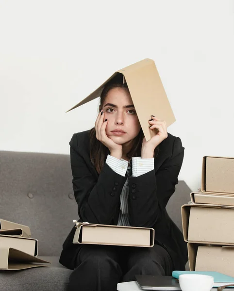 Traurige Sekretärin, gestresste Geschäftsfrau, zu viel Arbeit, Büroproblem. Müde gestresste junge Mitarbeiterin. — Stockfoto