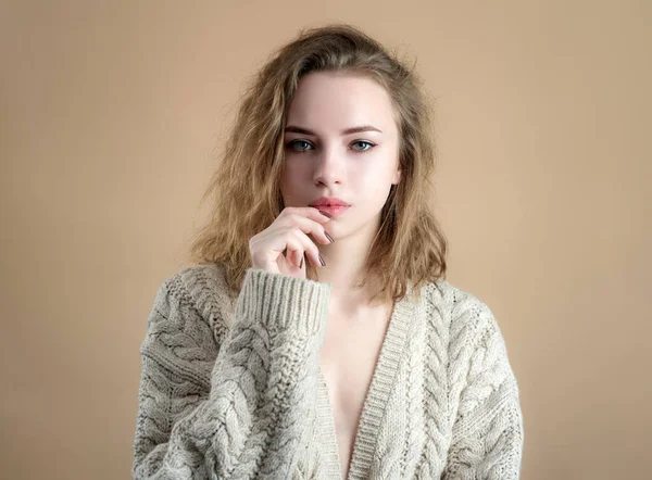 Belle femme en tricot chaud. Mode confortable. Femme en pull. — Photo