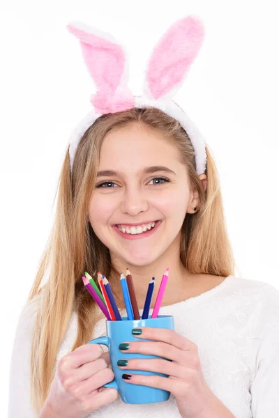 Chica feliz sonriente alegre con pensamientos coloridos. Pintura infantil y concepto de dibujo. Linda niña con orejas de conejito. Atractiva adolescente escuela chica aislado en blanco fondo. —  Fotos de Stock