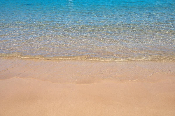 Tranquillo sfondo spiaggia mare. Spiaggia tropicale estiva con sabbia. Acqua dell'oceano. Fratto marino naturale. — Foto Stock