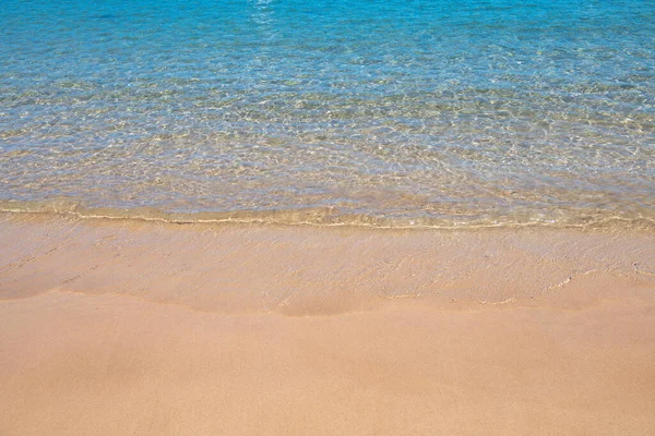 穏やかな海のビーチの背景。砂と夏の熱帯のビーチ。海の水。自然景観. — ストック写真