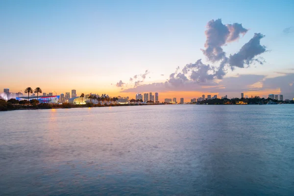 Miami városkép a Biscayne öbölből. — Stock Fotó