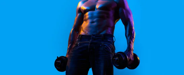 筋肉の男、筋肉の胴、 6パック腹筋の筋肉を持つバナーテンプレート。青い背景でダンベルと仕事をする強い男。男はダンベルを持ち上げる。強みと動機. — ストック写真