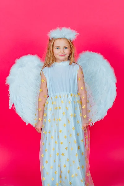 Angel kind meisje met witte vleugels en engelen halo, Valentijnsdag. Engelenkinderen. — Stockfoto