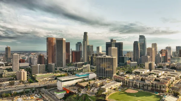 Los Angeles centrum skyline, panoramisch landschap. Los Angels stad, het centrum van de top luchtfoto met drone. — Stockfoto