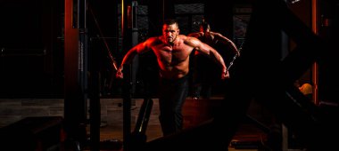 Banner şablonları, kaslı adam, kaslı gövde, karın kası. Güçlü kaslı adam spor salonundaki egzersizleri yukarı itiyor, trisepslerde egzersiz yapıyor. Crossfit, spor ve sağlıklı yaşam tarzı konsepti.