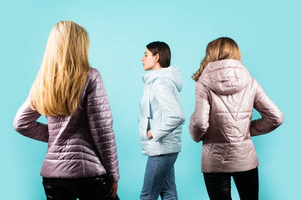 Grupo de mujeres de moda en invierno chaqueta de otoño sobre fondo de estudio aislado. Retrato de alta moda de mujer joven y elegante, toma de estudio. Bastante joven dama en una pose de moda. — Foto de Stock