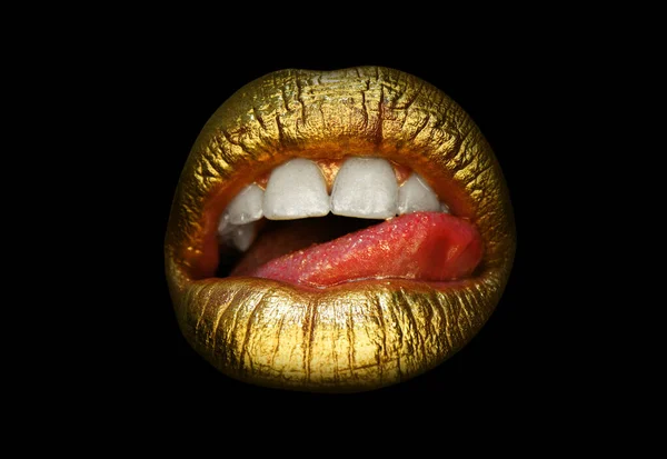 Szexi lány arany ajkak, arany száj. Ragyogó arany bőr smink. Csillogó fém ragyog arany rúzs smink. — Stock Fotó