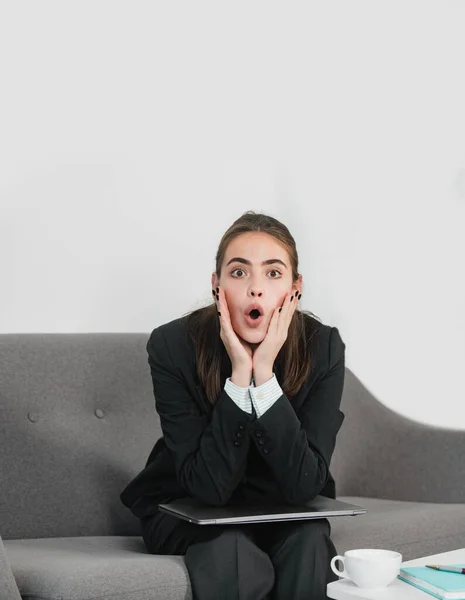 Sorprendida empresaria divertida que trabaja en el ordenador portátil con demasiado trabajo en la oficina. Secretaria. Emociones empresariales. — Foto de Stock