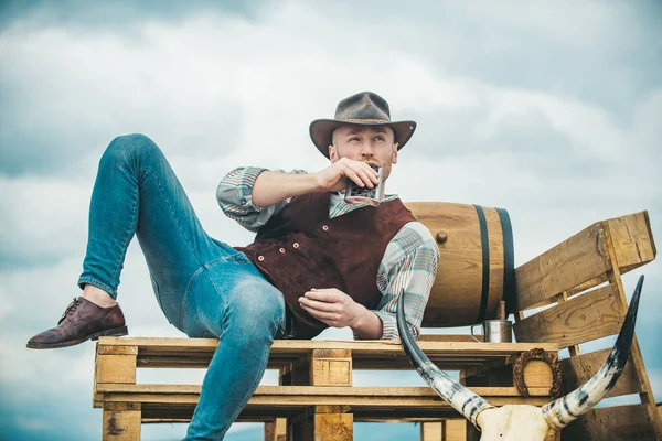 Un cowboy. Proprietario del ranch. Lavoratori agricoli e concetto di agricoltura. Uomo attraente con whisky o brandy. — Foto Stock