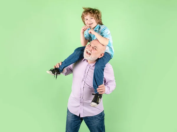 Enfant garçon et grand-père avec drôle de visage isolé balade en dos de porc. Aîné parent âgé avec enfant. — Photo