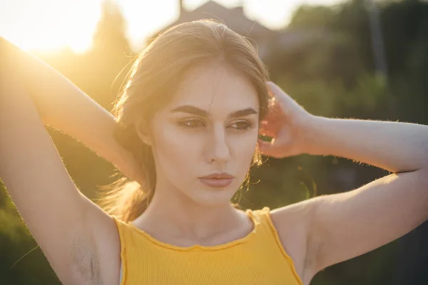 Hermosa joven, tierna chica. Luz solar suave y soleada en el soleado día de otoño. Moda y belleza. —  Fotos de Stock