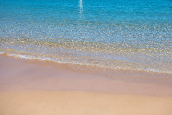 Tranquillo sfondo spiaggia mare. Spiaggia tropicale estiva con sabbia. Acqua dell'oceano. Fratto marino naturale. — Foto Stock