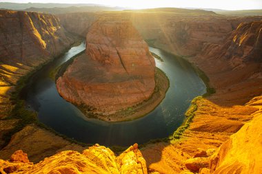 Arizona, Horseshoe Bend 'in güzel manzarası, ılık günbatımı ışığı altında, sonbahar renklerinde. Büyük Kanyon, Glen Kanyonu, Arizona.