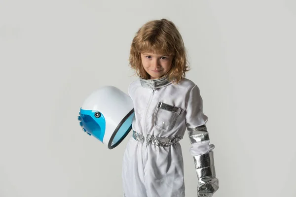 Διαστημικά παιδιά κοσμοναύτη έννοια. Πορτρέτο θετικού αγοριού που φοράει κράνος με χαρά. Απομονωμένο φόντο με χώρο αντιγραφής. Παιδική καινοτομία και έμπνευση. — Φωτογραφία Αρχείου