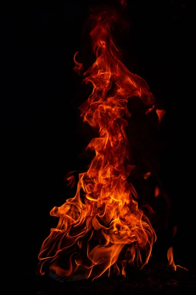 Llamas de fuego sobre fondo negro. Fuego quemar llama aislada, textura abstracta. Efecto llameante con fuego ardiente. —  Fotos de Stock