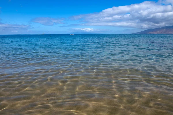 Laut biru tropis di Hawaii. Laut musim panas di air bersih dan jernih dari permukaan untuk latar belakang. Desain konsep gelombang. — Stok Foto